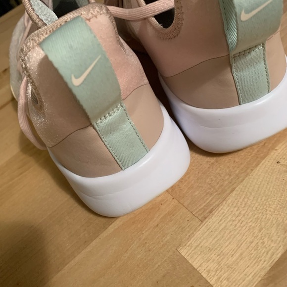 Women’s Nike shoes size 9 - Picture 5 of 7